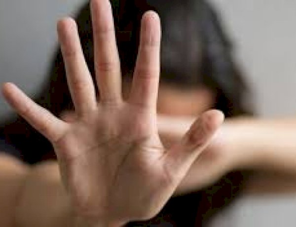 Policial militar é detido após agredir companheira em estacionamento de supermercado