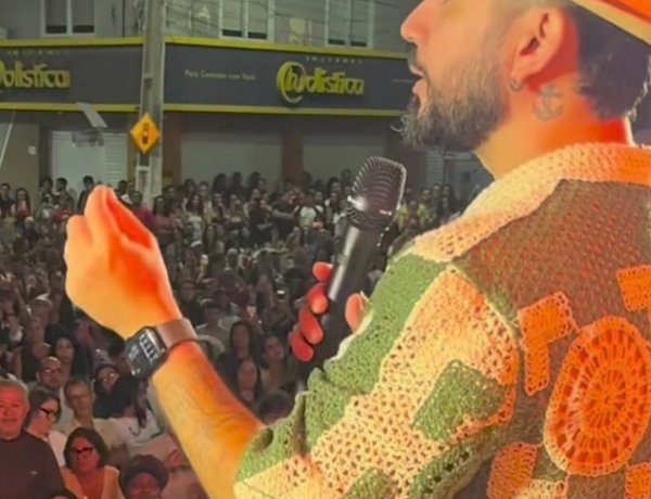 Praça de Irecê recebe grande público em noite literária com presença de Bráulio Bessa