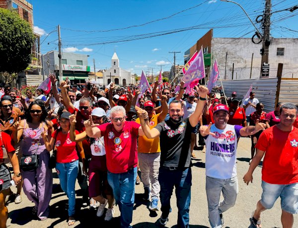 Com apoio de Iko e três vereadores, Caetano lidera ato em Central em defesa da reeleição de Ivoneide