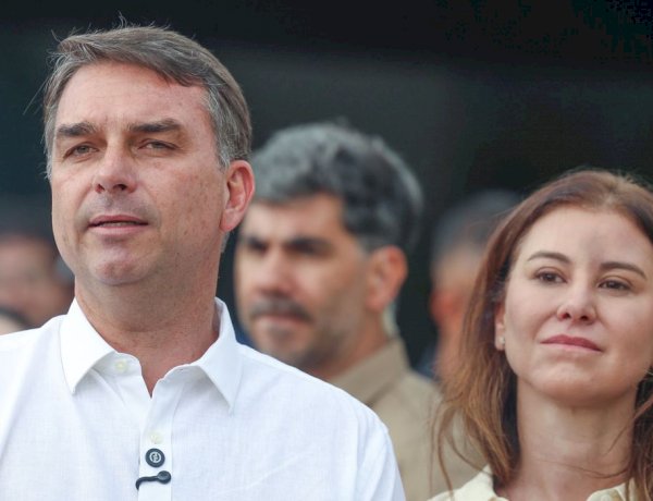 EM MEIO À INVESTIGAÇÃO DE MORAES, FLÁVIO BOLSONARO DEIXA O BRASIL E SEGUE PARA OS EUA COM A FAMÍLIA