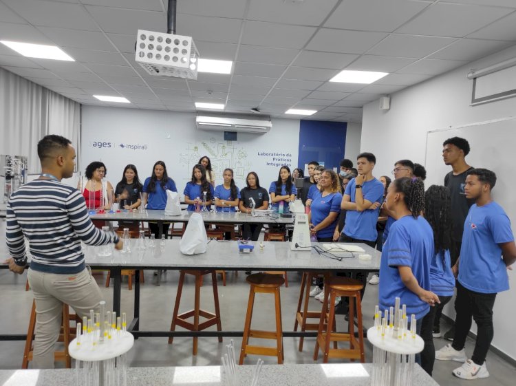 Alunos do Projeto Nova Canaã visitam faculdade AGES de Irecê