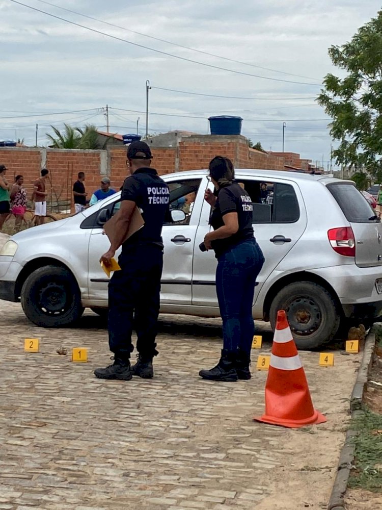 Homem é morto a tiros dentro de veículo em Xique-Xique