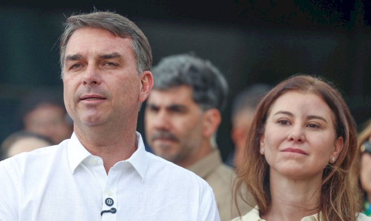 EM MEIO À INVESTIGAÇÃO DE MORAES, FLÁVIO BOLSONARO DEIXA O BRASIL E SEGUE PARA OS EUA COM A FAMÍLIA